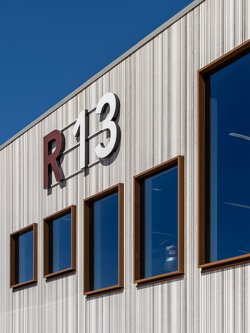 Tau Shopping Center R13